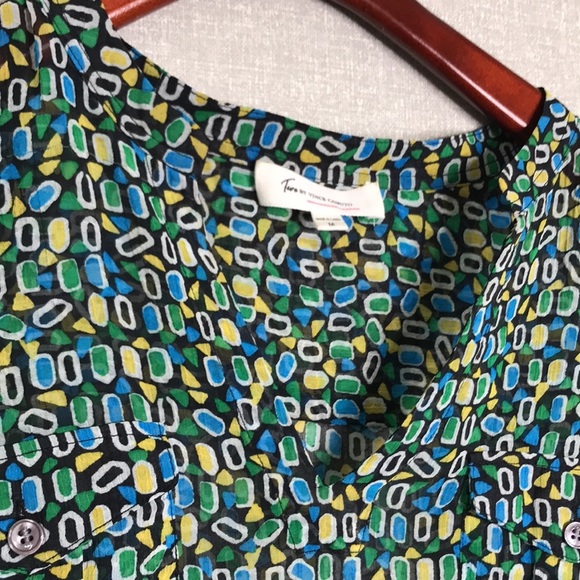 Turo by Vince Camuto Green and Black Geometric Print Hi-Lo  Shear Pop Over Top - Picture 6 of 7
